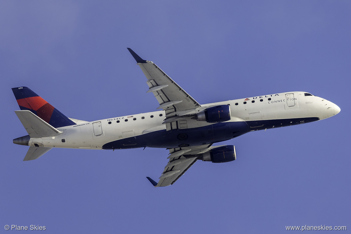 Compass Airlines Embraer ERJ-175 N634CZ at Los Angeles International Airport (KLAX/LAX)