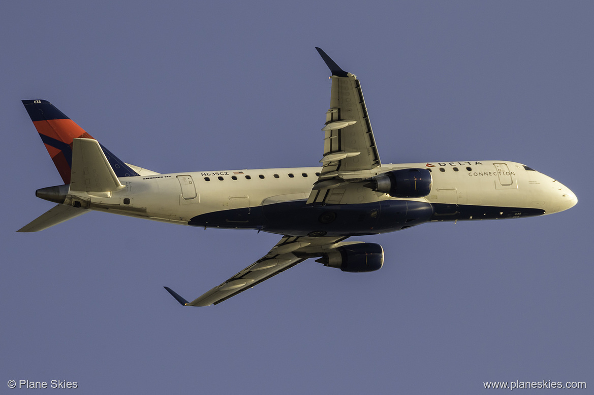 Compass Airlines Embraer ERJ-175 N635CZ at Los Angeles International Airport (KLAX/LAX)