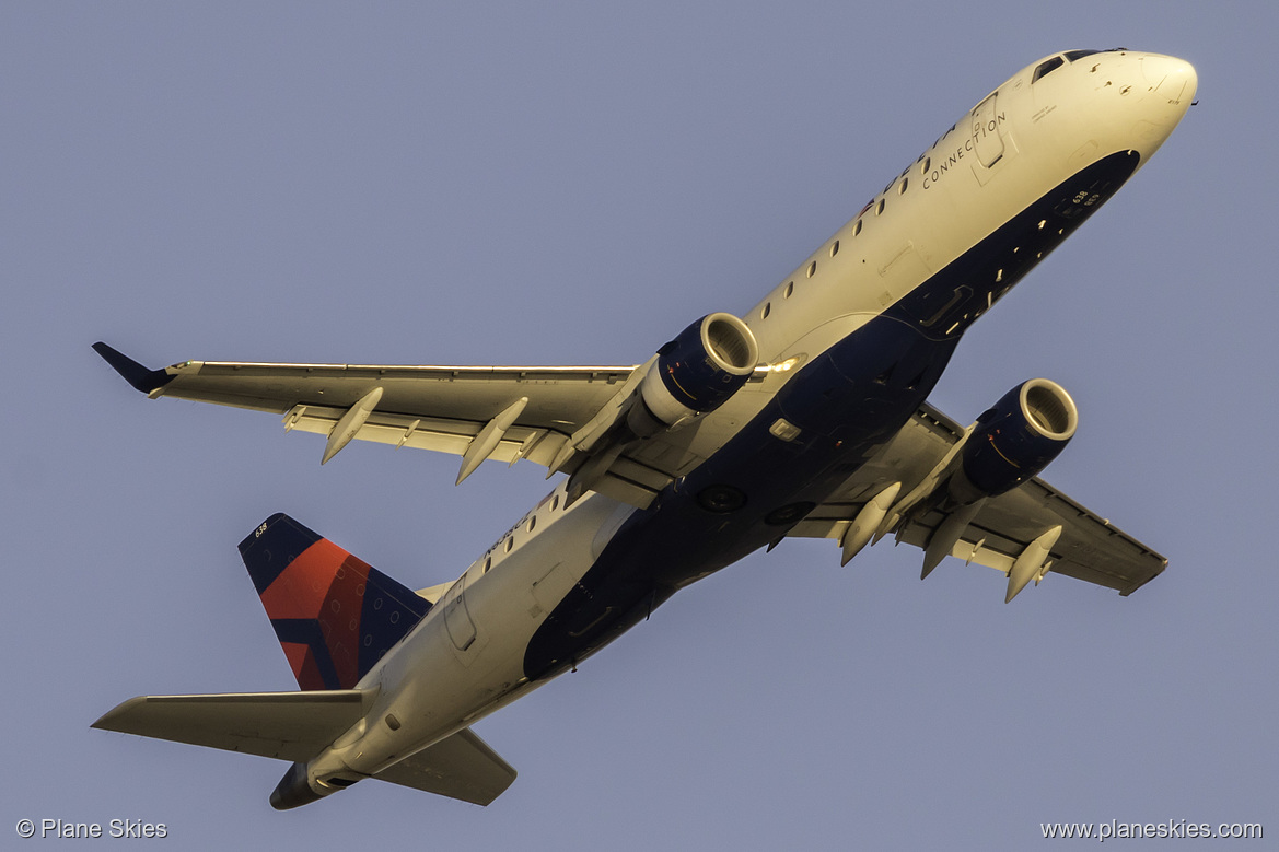 Compass Airlines Embraer ERJ-175 N638CZ at Los Angeles International Airport (KLAX/LAX)