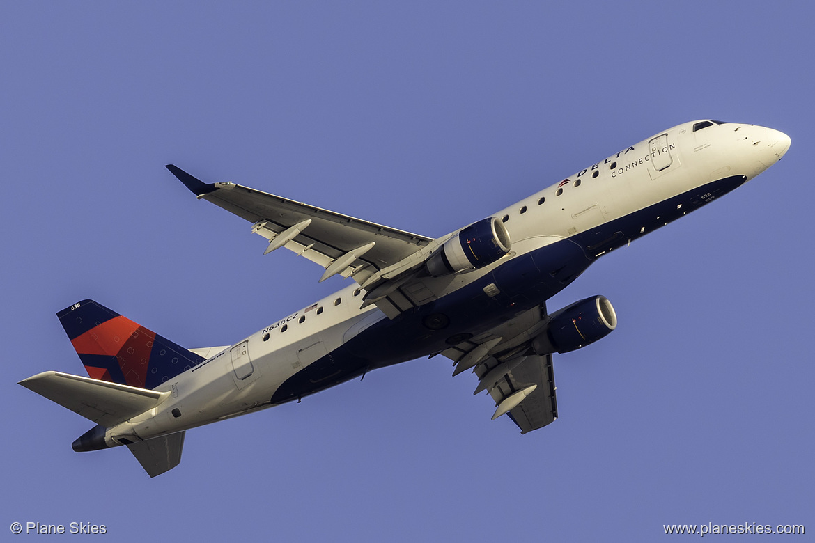 Compass Airlines Embraer ERJ-175 N638CZ at Los Angeles International Airport (KLAX/LAX)