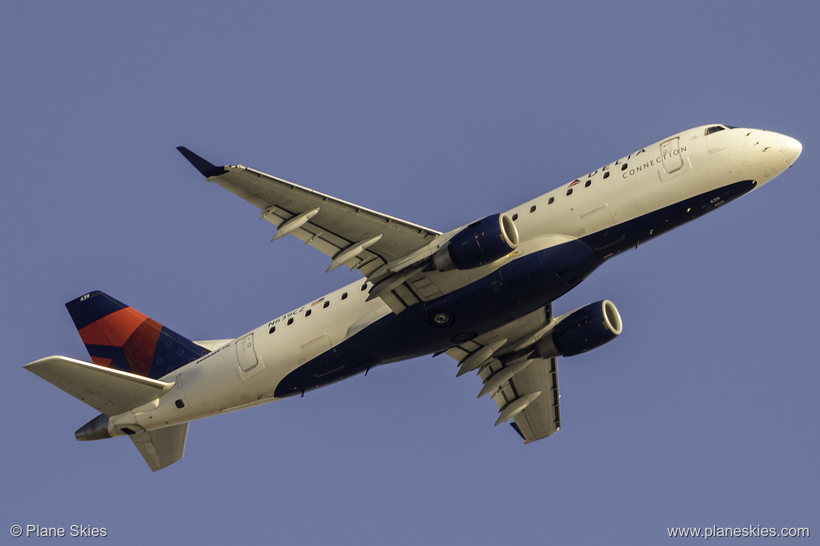 Compass Airlines Embraer ERJ-175 N639CZ at Los Angeles International Airport (KLAX/LAX)