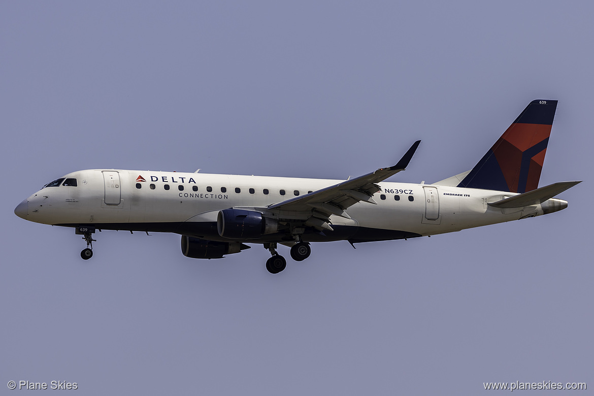 Compass Airlines Embraer ERJ-175 N639CZ at Los Angeles International Airport (KLAX/LAX) Compass Airlines Embraer ERJ-175 N639CZ at Los Angeles International Airport (KLAX/LAX)