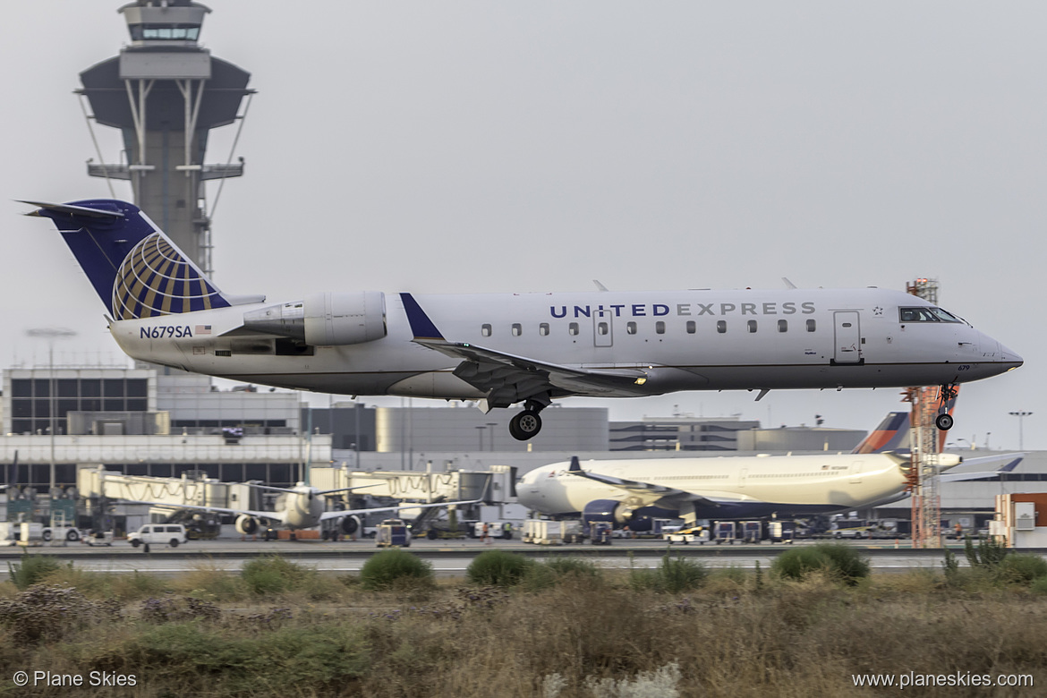 SkyWest Airlines Canadair CRJ-200 N679SA at Los Angeles International Airport (KLAX/LAX)