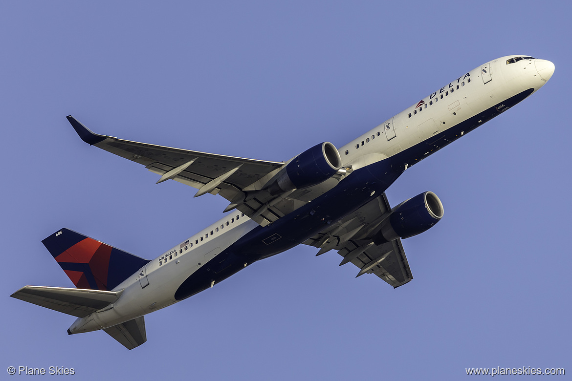 Delta Air Lines Boeing 757-200 N686DA at Los Angeles International Airport (KLAX/LAX)