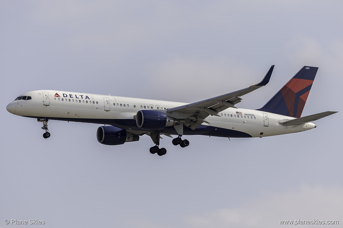 Delta Air Lines Boeing 757-200 N689DL at Los Angeles International Airport (KLAX/LAX)