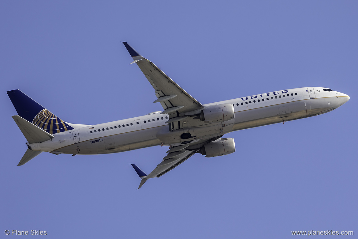 United Airlines Boeing 737-900ER N69810 at Los Angeles International Airport (KLAX/LAX)