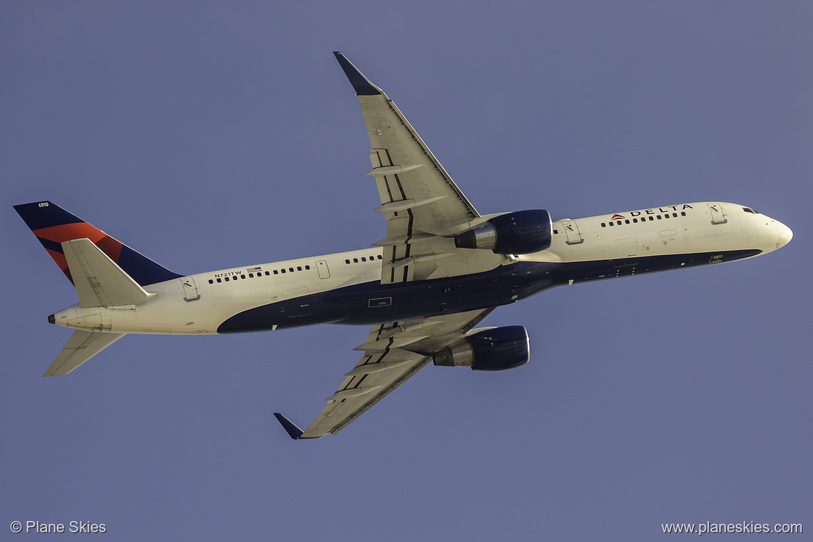 Delta Air Lines Boeing 757-200 N721TW at Los Angeles International Airport (KLAX/LAX)