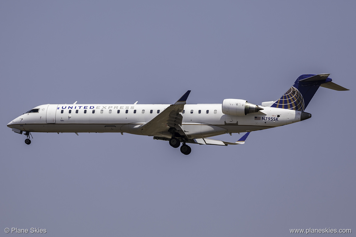 SkyWest Airlines Canadair CRJ-700 N795SK at Los Angeles International Airport (KLAX/LAX)