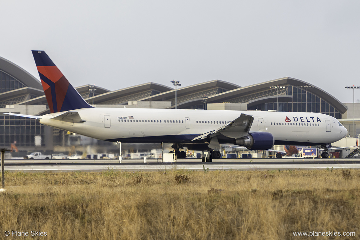 Delta Air Lines Boeing 767-400ER N833MH at Los Angeles International Airport (KLAX/LAX)