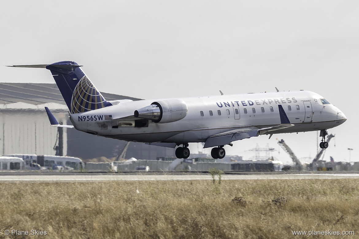 SkyWest Airlines Canadair CRJ-200 N956SW at Los Angeles International Airport (KLAX/LAX)