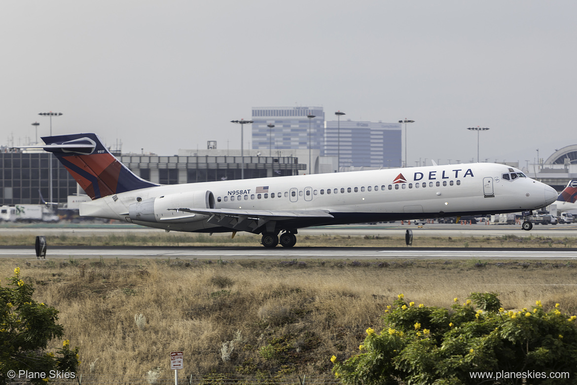 Delta Air Lines Boeing 717-200 N958AT at Los Angeles International Airport (KLAX/LAX)