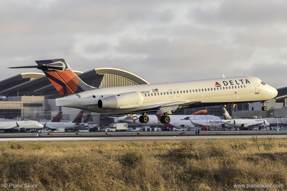 Delta Air Lines Boeing 717-200 N985AT at Los Angeles International Airport (KLAX/LAX)