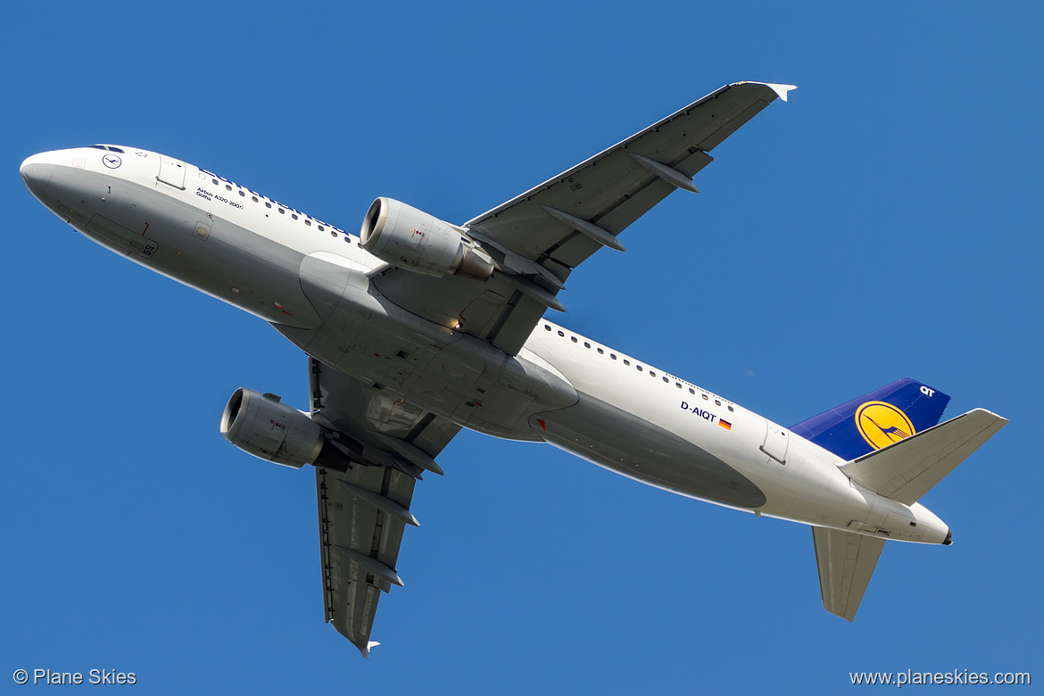 Lufthansa Airbus A320-200 D-AIQT at London Heathrow Airport (EGLL/LHR)