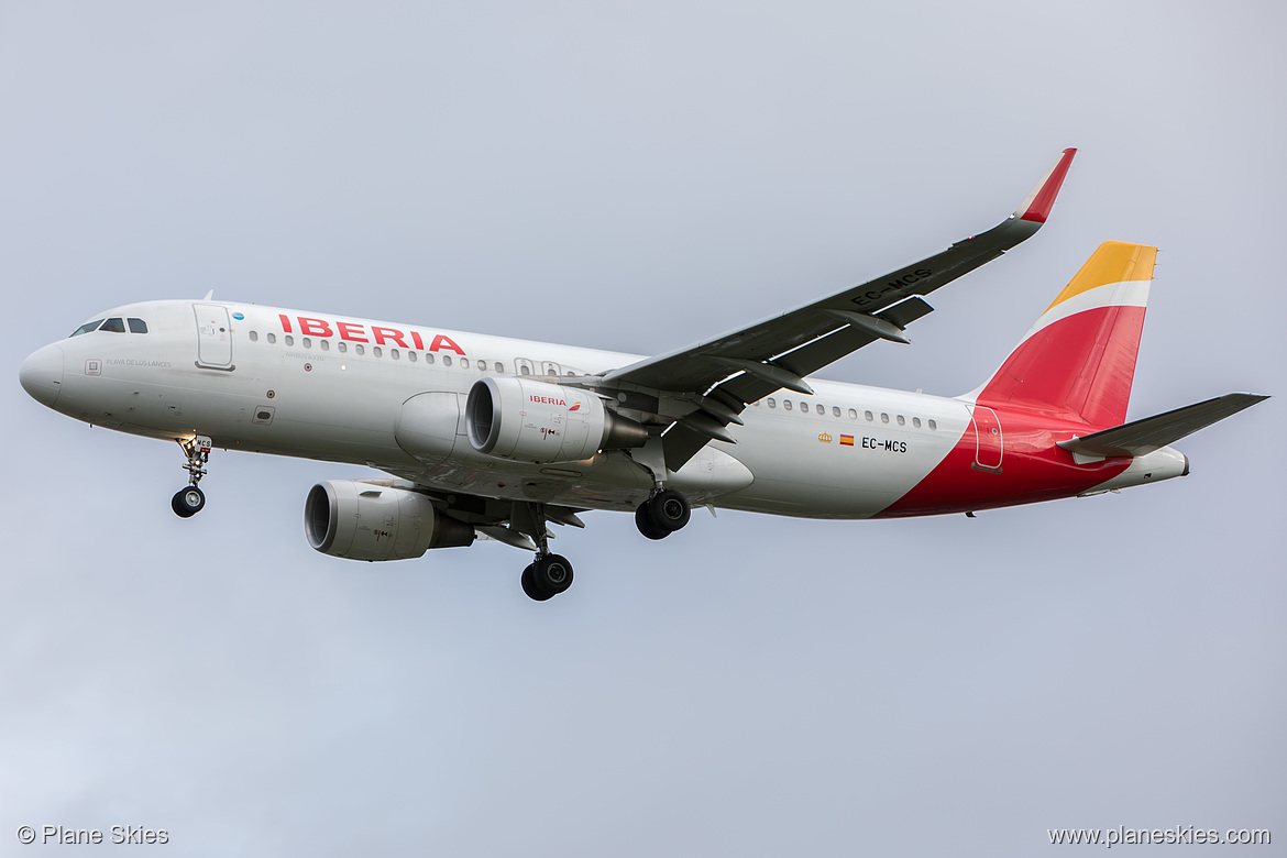 Iberia Airbus A320-200 EC-MCS at London Heathrow Airport (EGLL/LHR) Iberia Airbus A320-200 EC-MCS at London Heathrow Airport (EGLL/LHR)