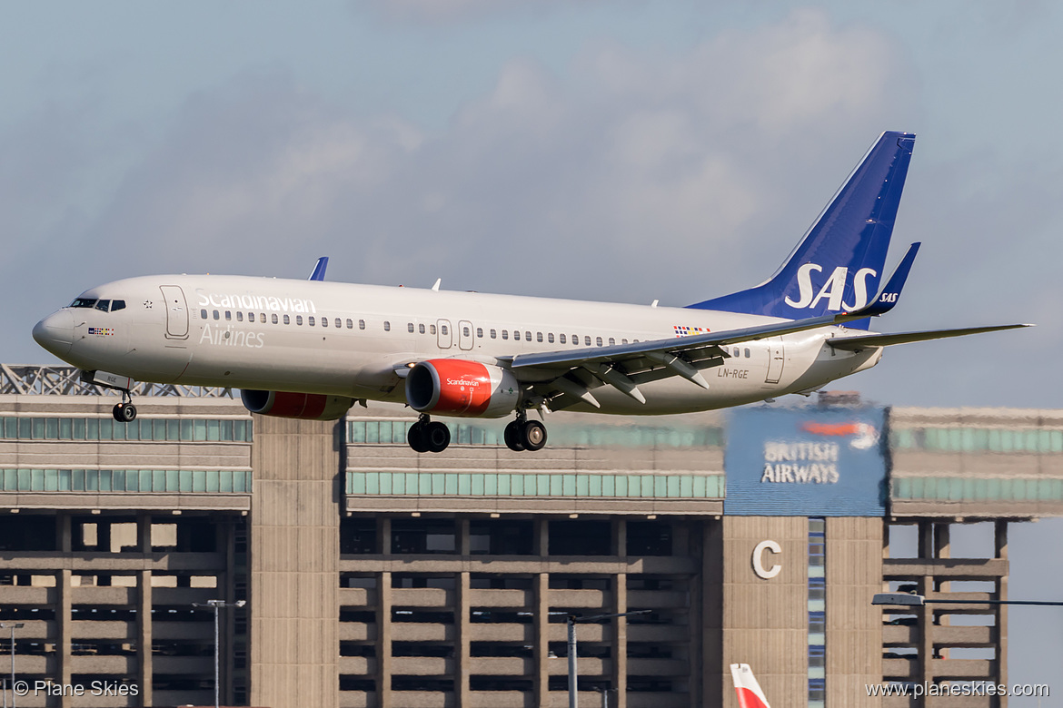 Scandinavian Airlines Boeing 737-800 LN-RGE at London Heathrow Airport (EGLL/LHR) Scandinavian Airlines Boeing 737-800 LN-RGE at London Heathrow Airport (EGLL/LHR)
