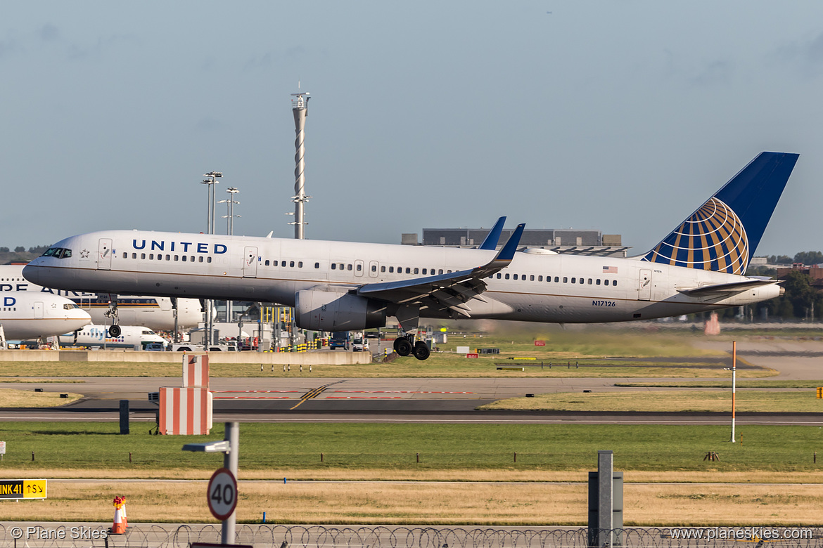 United Airlines Boeing 757-200 N17126 at London Heathrow Airport (EGLL/LHR) United Airlines Boeing 757-200 N17126 at London Heathrow Airport (EGLL/LHR)