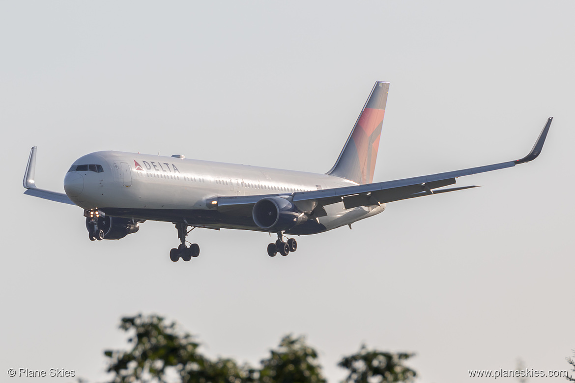 Delta Air Lines Boeing 767-300ER N185DN at London Heathrow Airport (EGLL/LHR)