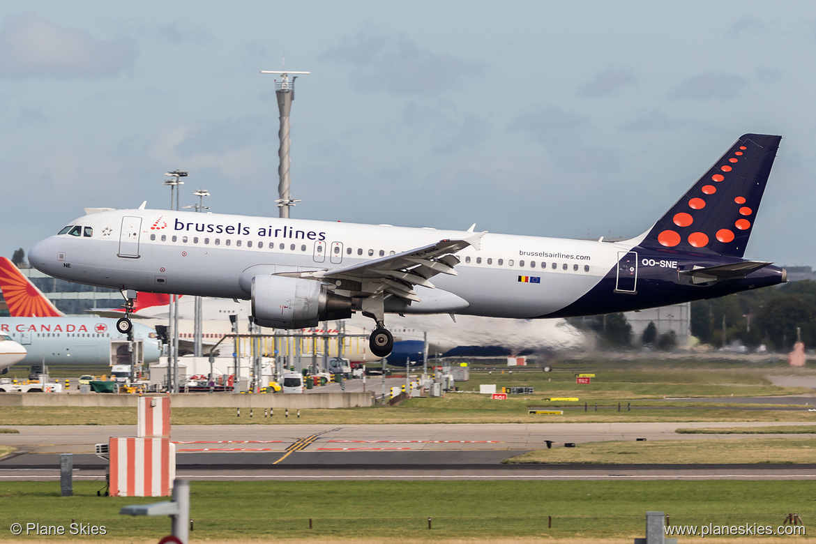 Brussels Airlines Airbus A320-200 OO-SNE at London Heathrow Airport (EGLL/LHR) Brussels Airlines Airbus A320-200 OO-SNE at London Heathrow Airport (EGLL/LHR)