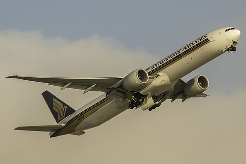 Singapore Airlines Boeing 777-300ER 9V-SNB at Los Angeles International Airport (KLAX/LAX)