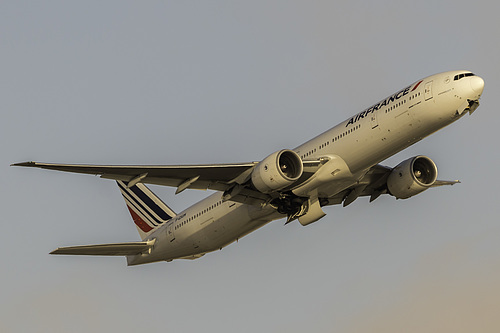 Air France Boeing 777-300ER F-GSQM at Los Angeles International Airport (KLAX/LAX) Air France Boeing 777-300ER F-GSQM at Los Angeles International Airport (KLAX/LAX)