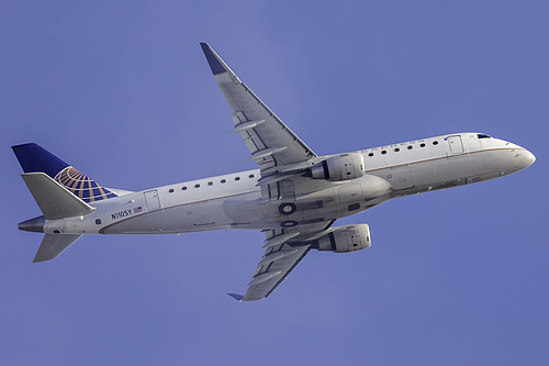 SkyWest Airlines Embraer ERJ-175 N110SY at Los Angeles International Airport (KLAX/LAX)