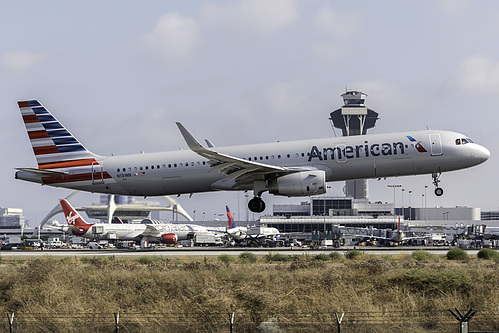 American Airlines Airbus A321-200 N131NN at Los Angeles International Airport (KLAX/LAX)