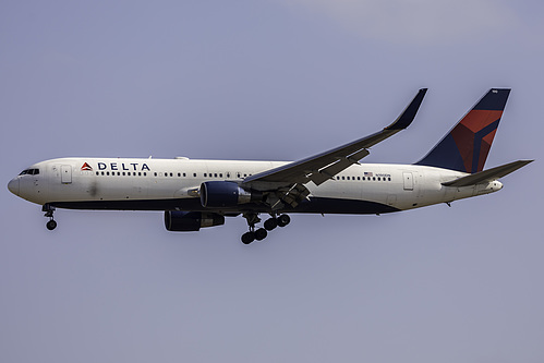 Delta Air Lines Boeing 767-300ER N190DN at Los Angeles International Airport (KLAX/LAX)