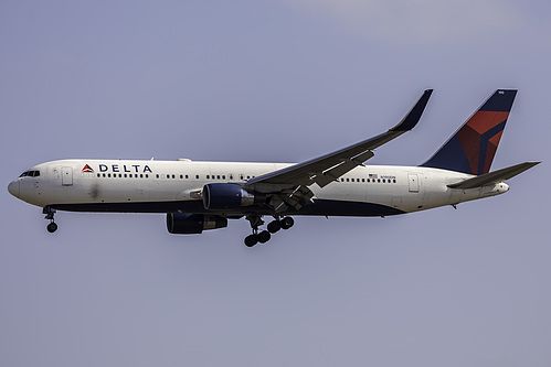 Delta Air Lines Boeing 767-300ER N190DN at Los Angeles International Airport (KLAX/LAX) Delta Air Lines Boeing 767-300ER N190DN at Los Angeles International Airport (KLAX/LAX)