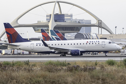 SkyWest Airlines Embraer ERJ-175 N241SY at Los Angeles International Airport (KLAX/LAX)