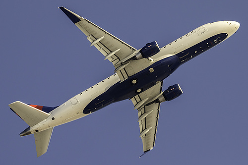 SkyWest Airlines Embraer ERJ-175 N243SY at Los Angeles International Airport (KLAX/LAX)