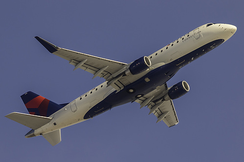 SkyWest Airlines Embraer ERJ-175 N250SY at Los Angeles International Airport (KLAX/LAX)