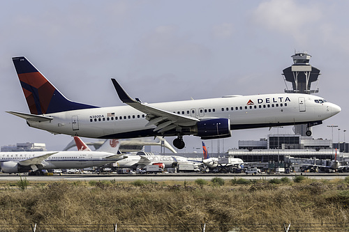 Delta Air Lines Boeing 737-800 N380DA at Los Angeles International Airport (KLAX/LAX)