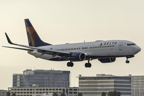 Delta Air Lines Boeing 737-800 N385DN at Los Angeles International Airport (KLAX/LAX)