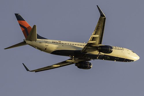 Delta Air Lines Boeing 737-800 N387DA at Los Angeles International Airport (KLAX/LAX)
