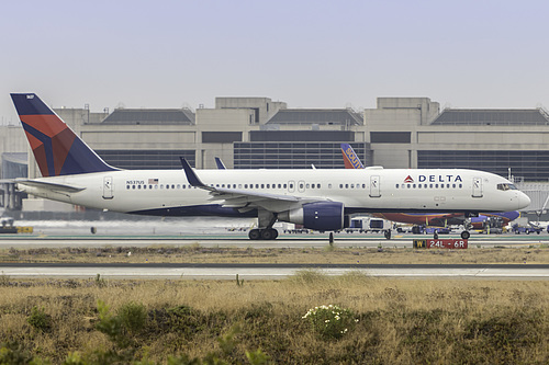 Delta Air Lines Boeing 757-200 N537US at Los Angeles International Airport (KLAX/LAX)