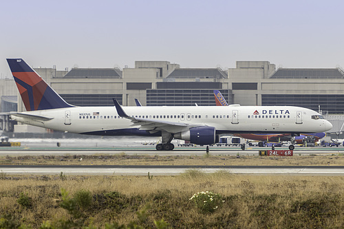 Delta Air Lines Boeing 757-200 N537US at Los Angeles International Airport (KLAX/LAX) Delta Air Lines Boeing 757-200 N537US at Los Angeles International Airport (KLAX/LAX)