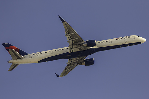 Delta Air Lines Boeing 757-300 N582NW at Los Angeles International Airport (KLAX/LAX)