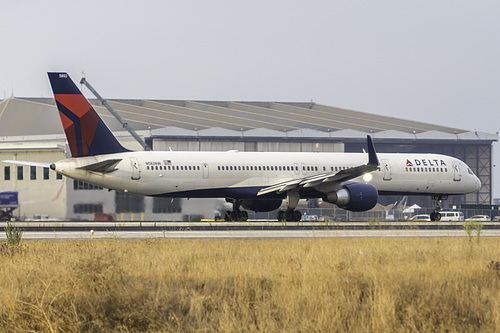 Delta Air Lines Boeing 757-300 N582NW at Los Angeles International Airport (KLAX/LAX)