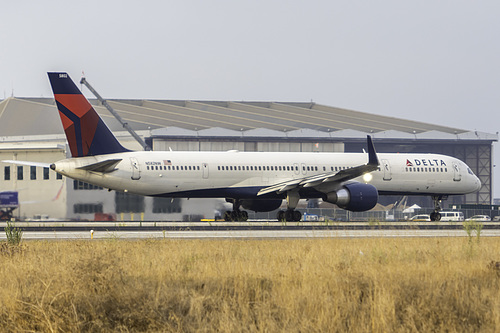 Delta Air Lines Boeing 757-300 N582NW at Los Angeles International Airport (KLAX/LAX) Delta Air Lines Boeing 757-300 N582NW at Los Angeles International Airport (KLAX/LAX)