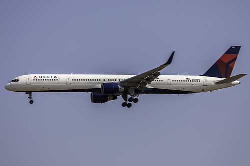 Delta Air Lines Boeing 757-300 N584NW at Los Angeles International Airport (KLAX/LAX)