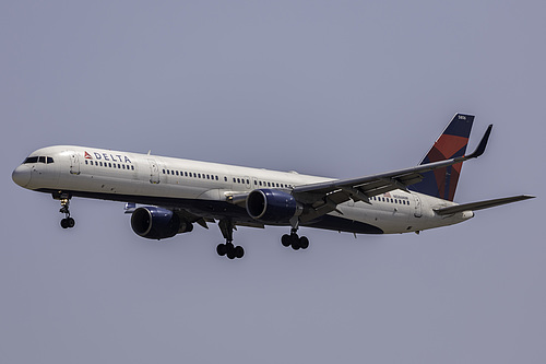 Delta Air Lines Boeing 757-300 N586NW at Los Angeles International Airport (KLAX/LAX)
