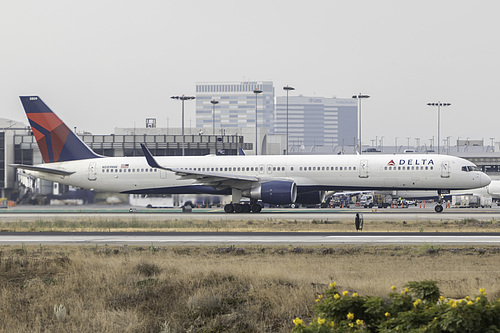 Delta Air Lines Boeing 757-300 N589NW at Los Angeles International Airport (KLAX/LAX)