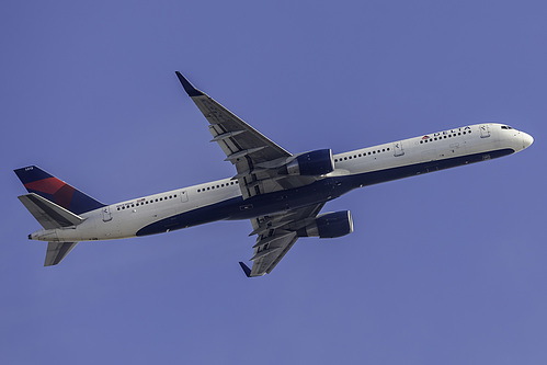 Delta Air Lines Boeing 757-300 N593NW at Los Angeles International Airport (KLAX/LAX)