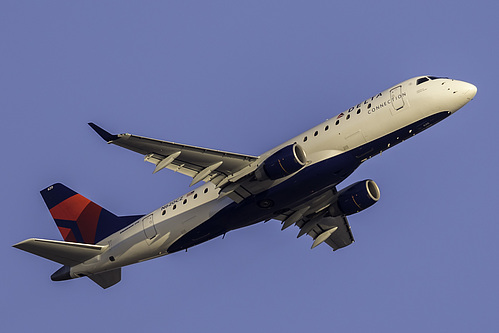 Compass Airlines Embraer ERJ-175 N620CZ at Los Angeles International Airport (KLAX/LAX)