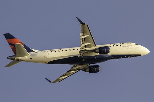 Compass Airlines Embraer ERJ-175 N622CZ at Los Angeles International Airport (KLAX/LAX)