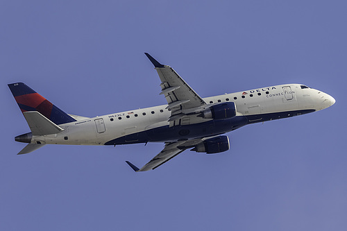 Compass Airlines Embraer ERJ-175 N623CZ at Los Angeles International Airport (KLAX/LAX)