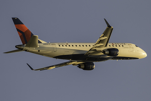 Compass Airlines Embraer ERJ-175 N624CZ at Los Angeles International Airport (KLAX/LAX)