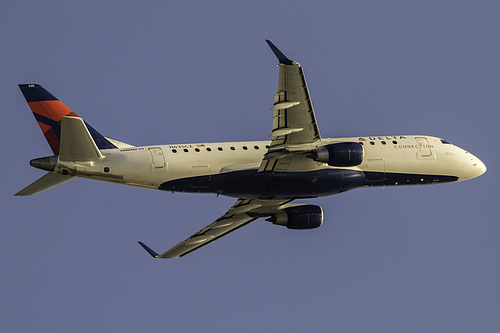 Compass Airlines Embraer ERJ-175 N635CZ at Los Angeles International Airport (KLAX/LAX)