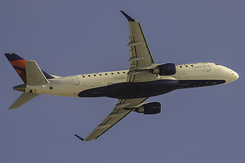 Compass Airlines Embraer ERJ-175 N637CZ at Los Angeles International Airport (KLAX/LAX)