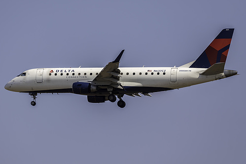 Compass Airlines Embraer ERJ-175 N637CZ at Los Angeles International Airport (KLAX/LAX)